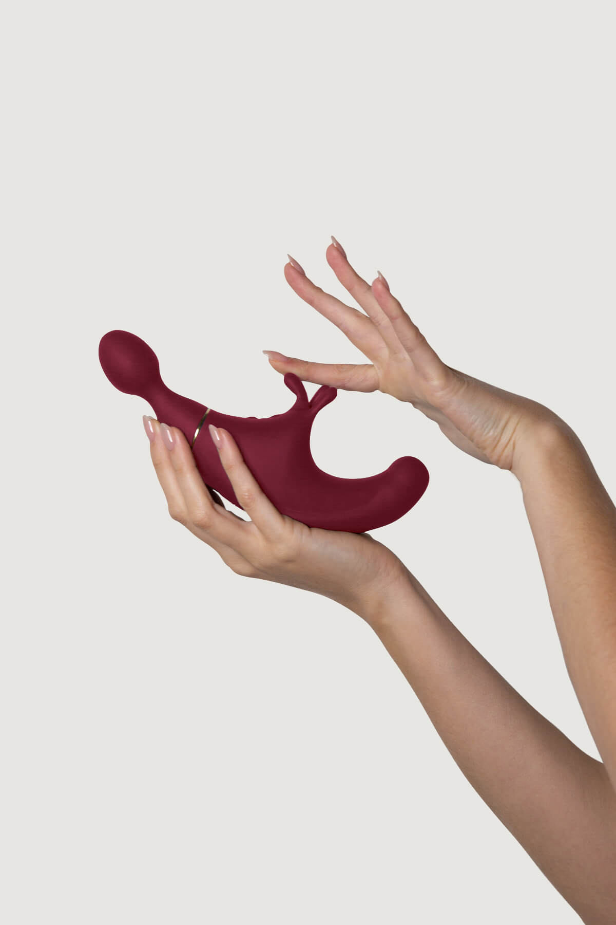 Klitorinis vibratorius ir G taško stimuliatorius "Fusion" - Rudas   
"Fusion" yra naujoji ,,Adrien Lastic" žvaigždė - trigubos stimuliacijos žaislas, kuris privers jus ištirpti iš malonumo. Viename sekso žaislo gale yra  masažuoklis , su kuriuo galite stimuliuoti savo jautriausias erogenines zonas. Jis turi  9 skirtingus vibracijos rėžimus . Juk preliudija yra būtina, tiesa? 
"Fusion'' taip pat  stimuliuoja ir klitor į. Kitame žaislo gale yra du iškilimai, specialiai sukurti klitoriui stimuliuoti. Jo pagalba pasieksite virpinantį orgazmą! Be to, šio sekso žaislo dizainas sukurtas taip, kad galėtumėte stimuliuoti ir  G tašką . ,,Fusion'' turi  7 pulsavimo intensyvumus , kurie nuneš jus svaiginančius malonumus. Jo atliekami judesiai imituoja jūsų pačių pirštų judesius. Mėgaukitės neįtikėtinais pojūčiais su ,,Fusion" triguba stimuliacija! 
Kadangi ,,Fusion'' sekso žaislas turi daugybę panaudojimo galimybių - pasirinkę vieną iš jų, galėsite žaisti su savimi taip, kaip tik to panorėsite. Rekomenduojame masturbaciją pradėti ir pabaigti nuo masažuojančios stimuliatoriaus pusės, tam, kad tinkamai save paruoštumėte būsimai aistrai. Kai temperatūra ims kaisti - pradėkite stimuliuoti makštį ir klitorį. ,,Fusion" prisitaiko prie jūsų, o klitorio stimuliatorius puikiai dera su G taško stimuliatoriumi. Žaiskite su skirtingais vibracijos ir pulsacijos rėžimais, ir pasiruoškite daugkartiniams orgazmams.  
Tinkamai prižiūrint šis stimuliatorius tarnaus jums ilgai. Prieš ir po kiekvieno naudojimo nuplaukite jį šiltu vandeniu ir švelniu muilu arba  specialiu žaislų valikliu . Leiskite išdžiūti natūraliai. Šį sekso žaislą laikykite stalčiuje, specialiame maišelyje arba kitoje vietoje, kurioje nėra dulkių. Laikykite jį atokiau nuo kitų sekso žaislų. Nepalikite tiesioginiuose saulės spinduliuose ir niekada nelaikykite jo dideliame karštyje. 
Rekomenduojama naudoti kartu su  vandens pagrindo lubrikantu . Nenaudokite silikoninių lubrikantų, aliejų ar kremų, nes jie gali sugadinti prietaiso medžiagą ir apriboti jo veikimą bei galiojimo laiką. 