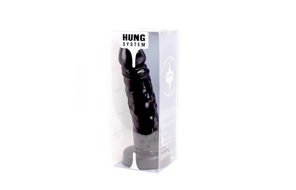 PUSIAU REALISTIŠKAS DILDO HUNG SYSTEM "JIMMY"  
Hung System  – tai nauja dildo ir analinių kaiščių sistema. "Jimmy" yra 27 cm ilgio ir 6,5 cm skersmens.  
Išskirtinio storio, įspūdingas  dildo yra  suderinamas su Hung System laikikliu - pagrindu.  Sukurta taip, kad suteiktų jums geriausią pasitenkinimą ir jausmą. 
Tai itin tvirtas dildo,  prilipinus pagrindą prie paviršiaus galima naudoti be rankų.  Įkiškite pagrindo antgalį į mėgstamą žaislą ir padėkite jį ant lygaus paviršiaus - būsite pasiruošę ilgai ir maloniai mėgautis solo žaidimais. 
  
Neturi vibracijos ir  nereikalingas maitinimas.  Padarytas iš tvirtos, lanksčios ir  stiprios medžiagos , padedančios išlaikyti kokybišką žaisliuko būklę.  Nesukels alergijos  ar kitų nemalonių pojūčių. 
Tinkamai prižiūrint  šis dildo tarnaus tikrai ilgai. Prieš ir po kiekvieno naudojimo nuplaukite jį šiltu vandeniu ir švelniu muilu arba specialiu žaislų valikliu. Leiskite išdžiūti natūraliai. Šį sekso žaislą laikykite stalčiuje, specialiame maišelyje arba kitoje vietoje, kurioje nėra dulkių. Laikykite jį atokiau nuo kitų sekso žaislų. Nepalikite tiesioginiuose saulės spinduliuose ir niekada nelaikykite jo dideliame karštyje. 
  
Rekomenduojama naudoti kartu su vandens pagrindo lubrikantu.  Nenaudokite silikoninių lubrikantų, aliejų ar kremų, nes jie gali sugadinti prietaiso medžiagą ir apriboti jo veikimą bei galiojimo laiką. 
APIE DILDO  
 
Pakuotės matmenys: 28 x 10,50 x 10,50 cm 
Pakuotės svoris: 70 g 
Gaminio matmenys: 27 x 6,5 x 6,5 cm 
Produkto svoris: 828 g 
Medžiagos: PVC