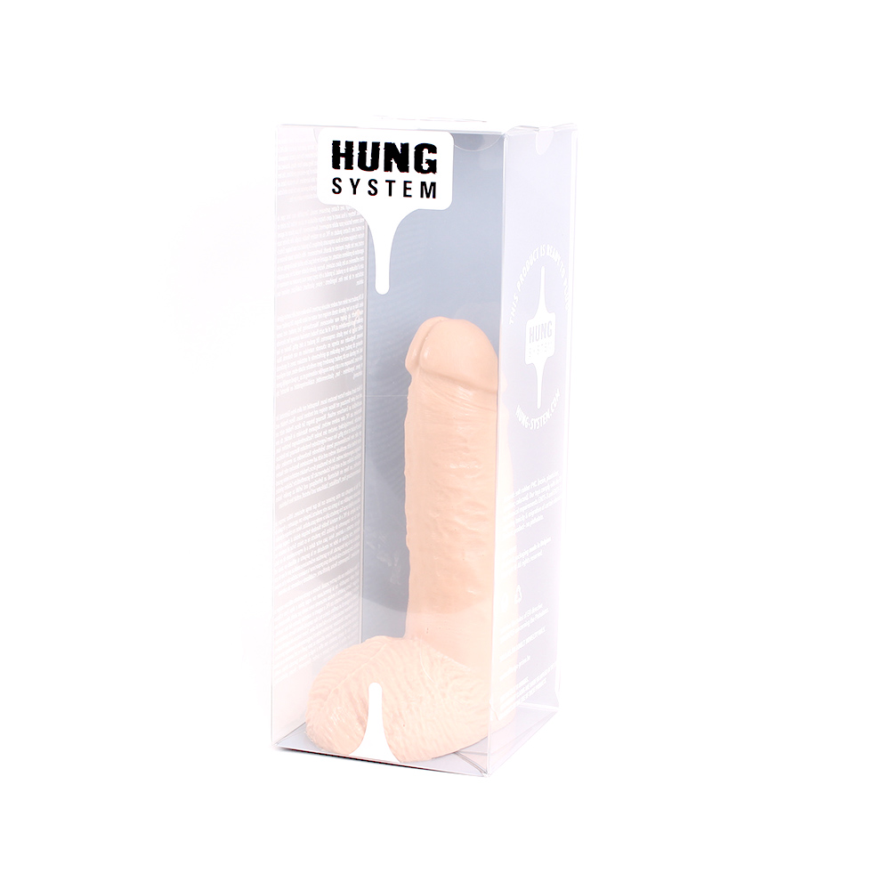 REALISTIŠKAS DILDO HUNG SYSTEM "CESAR"  
Hung System  – tai nauja dildo ir analinių kaiščių sistema. " Cesar"  yra 19 cm ilgio ir 4,8 cm skersmens. Realistiškai atrodantis dildo yra  suderinamas su Hung System laikikliu - pagrindu.  Sukurta taip, kad suteiktų jums geriausią pasitenkinimą ir jausmą. 
Tai itin tvirtas dildo,  prilipinus pagrindą prie paviršiaus galima naudoti be rankų.  Įkiškite pagrindo antgalį į mėgstamą žaislą ir padėkite jį ant lygaus paviršiaus - būsite pasiruošę ilgai ir maloniai mėgautis solo žaidimais. 
Šilkinis prisilietimas, malonus naudojimas.   Pagamintas iš kūnui saugaus silikono. 
Neturi vibracijos ir  nereikalingas maitinimas.  Padarytas iš tvirtos, lanksčios ir  stiprios medžiagos , padedančios išlaikyti kokybišką žaisliuko būklę.  Nesukels alergijos  ar kitų nemalonių pojūčių. 
Tinkamai prižiūrint  šis dildo tarnaus tikrai ilgai. Prieš ir po kiekvieno naudojimo nuplaukite jį šiltu vandeniu ir švelniu muilu arba specialiu žaislų valikliu. Leiskite išdžiūti natūraliai. Šį sekso žaislą laikykite stalčiuje, specialiame maišelyje arba kitoje vietoje, kurioje nėra dulkių. Laikykite jį atokiau nuo kitų sekso žaislų. Nepalikite tiesioginiuose saulės spinduliuose ir niekada nelaikykite jo dideliame karštyje. 
  
Rekomenduojama naudoti kartu su vandens pagrindo lubrikantu.  Nenaudokite silikoninių lubrikantų, aliejų ar kremų, nes jie gali sugadinti prietaiso medžiagą ir apriboti jo veikimą bei galiojimo laiką.  
  
APIE DILDO  
 
Pakuotės matmenys: 28 x 10,50 x 10,50 cm 
Pakuotės svoris: 70 g 
Gaminio matmenys: 19 x 4,8 x 4,8 cm 
Produkto svoris: 458 g 
Medžiagos: PVC