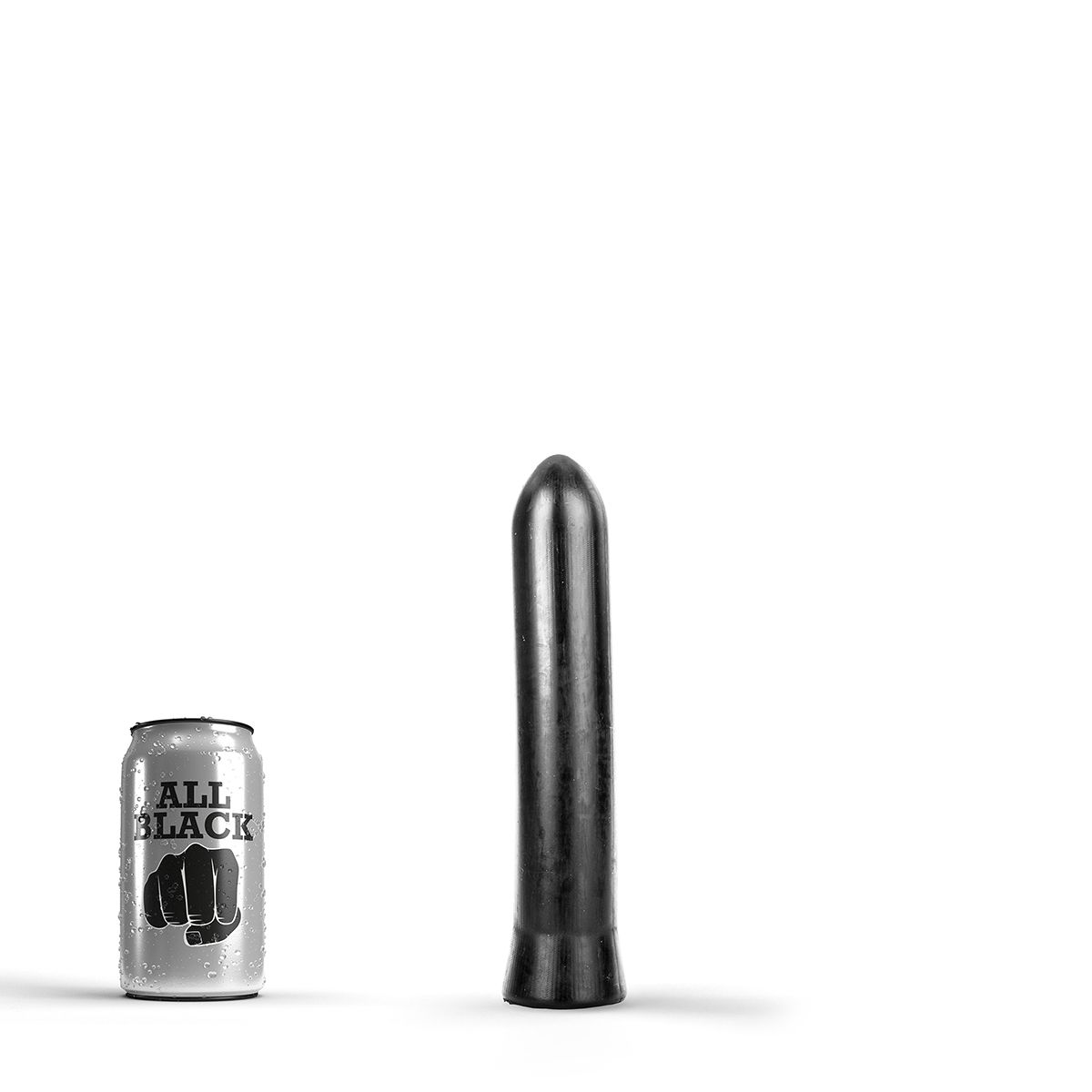 Analinis kaištis „All Black Dildo 22,5 cm“ 
 
Kam reikalingi analiniai kaiščiai? Kai kurie žmonės juos naudoja kaip analinio sekso apšilimo priemonę, kiti - kaip BDSM aksesuarą, o dar kiti - kad geriau susipažintų su analinių žaidimų pojūčiais. 
Aksominis prisilietimas ir nesibaigiantys malonumai - tik šio silikoninio analinio kaiščio pagalba. Iškilimai ir įdubimai  veiksmingai masažuoja intymias vietas . Kaištis  turi pailgą, visiškai tiesią formą ir užapvalintą galiuką lengvam naudojimui.  
Analinis kaištis  yra praturtintas lygiu it šilkas paviršiumi,  kad galėtumėte patogiai jį įkišti ir ištraukti. Platesnis pagrindas užtikrina apsaugą ir neleidžia kaiščiui pradingti jūsų kūne.  
  
22,5 cm ilgio ir 4,5 cm pločio žaisliukas  puikiai tinka tiek pradedantiesiems, tiek analinių žaidimų tyrinėtojams, tiek norint apšilti prieš audringą žaidimų naktį . Galite pasiekti visišką ekstazę be skausmo ir diskomforto. 
Tinkamai prižiūrint šis kaištis tarnaus jums ilgai. Prieš ir po kiekvieno naudojimo nuplaukite jį šiltu vandeniu ir švelniu muilu arba  specialiu žaislų valikliu . Leiskite išdžiūti natūraliai. Šį sekso žaislą laikykite stalčiuje, specialiame maišelyje arba kitoje vietoje, kurioje nėra dulkių. Laikykite jį atokiau nuo kitų sekso žaislų. Nepalikite tiesioginiuose saulės spinduliuose ir niekada nelaikykite jo dideliame karštyje. 
Rekomenduojama naudoti kartu su  vandens pagrindo lubrikantu . Nenaudokite silikoninių lubrikantų, aliejų ar kremų, nes jie gali sugadinti kaiščio medžiagą ir apriboti jo veikimą bei galiojimo laiką.  
 