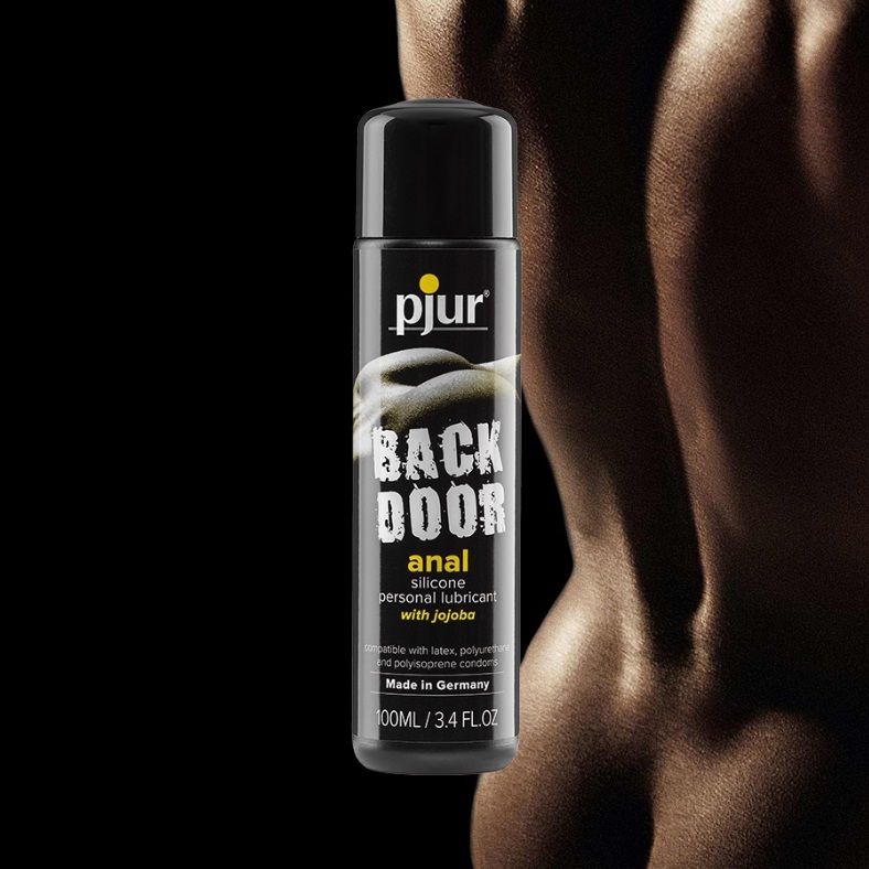 SILIKONO PAGRINDO LUBRIKANTAS PJUR BACKDOOR, 250 ML  
“Pjur Back Door Relaxing Silicone Glide” - sprendimas  sklandžiam ir maloniam analinam seksui . 
Dėka stiprios koncentracijos, šis  silikoninis lubrikantas   praturtintas simondsijų aliejumi ,  atpalaiduoja išangės raumenis  ir  užtikrina efektyvią ilgalaikę lubrikaciją bei slydimą  visos sueities metu.  
Sudėtyje produktas neturi lidokaino ar benzokaino, pridėtinių kvapiklių ir konsenvantų, tad yra  tinkamas kasdieniam naudojimui . 
Skirtas naudoti su prezervatyvais. 
  
Kaip išsirinkti ir tinkamai naudoti lubrikantą?