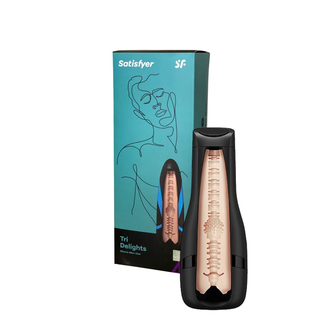 Masturbatoriaus įdėklas ,,Satisfyer Tri Delights Men Sleeve'' 
,,Tri Delights'' masturbatoriaus dėklas garantuoja įvairovę, kuriai negalėsite atsispirti. Jausmingas griovelių, kauburėlių ir briaunų mišinys pakels tave į devintą dangų. Skverbiantis link storesnių galinių sienelių sukuriamas siurbimo pojūtis, kuris ne tik  sustiprina susijaudinimą , bet ir ilgiau jį išlaiko. Geriausiai masturbavimosi patirčiai rekomenduojame kartu naudoti  vandens pagrindo lubrikantą . 
Tinkamai prižiūrint šis masturbatoriaus dėklas jums tarnaus ilgai. Prieš ir po kiekvieno naudojimo išimkite dėklą ir išplaukite jį šiltu vandeniu ir specialiu  žaislų valikliu . Jei dėklas taps lipnus, tiesiog gausiai pabarstykite kukurūzų krakmolu, kad atgautumėte šilkinį glotnumą.