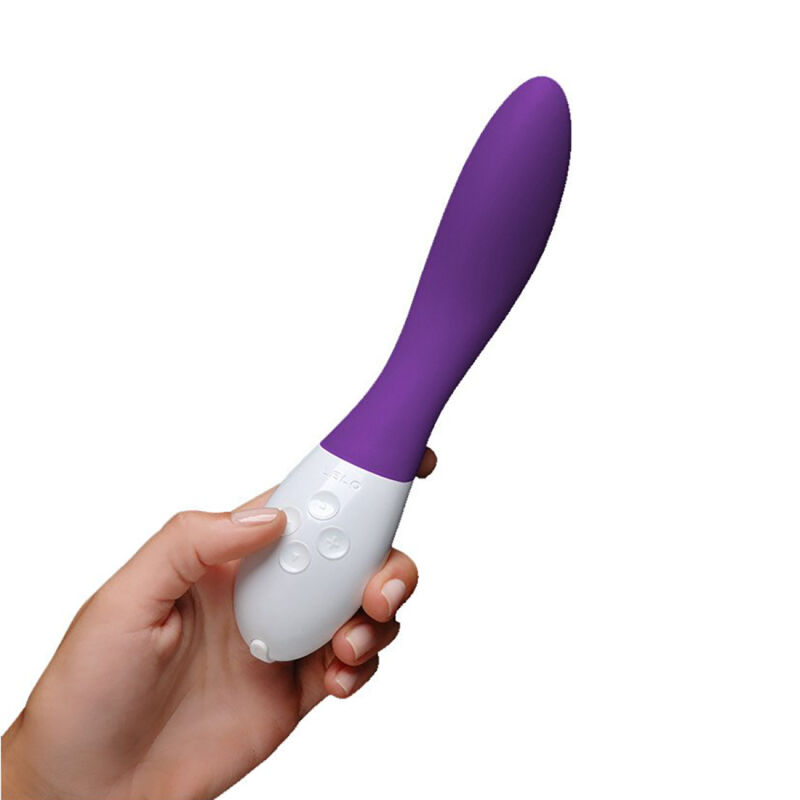 G taško vibratorius "Mona 2" – Violetinis  
  
„Mona 2“  - ypatingai švelnus, pagamintas iš medicininio silikono ir turi 6 skirtingus vibracijos režimus.  Dėl tylios, diskretiškos vibracijos ir užrakinimo funkcijos bus puikus kompanionas kelionėje. Jo varikliukai tolygiai išdėstyti tokiu būdu, kad užtikrintų maksimalų malonumą visose jautriose srityse,  akcentuojant ypatingą dėmesį į G-tašką.  
  
Nuo savo pirminės versijos skiriasi tuo, kad turi 100% daugiau pajėgumo – patobulinti varikliukai dabar dar ilgaamžiškesni.  Visiškai atsparus vandeniui,  todėl galite naudotis vonioje ar duše nesibaimindami.  Įkraunamas USB laidu,  visiškai tylus, tinkamas kelionėms. Turi užrakinimo mygtuką, taigi neįsijungs netinkamiausiu metu. 
  
Tinkamai prižiūrint  šis vibratorius tarnaus tikrai ilgai. Prieš ir po kiekvieno naudojimo nuplaukite jį šiltu vandeniu ir švelniu muilu arba specialiu žaislų valikliu. Leiskite išdžiūti natūraliai. Šį sekso žaislą laikykite stalčiuje, specialiame maišelyje arba kitoje vietoje, kurioje nėra dulkių. Laikykite jį atokiau nuo kitų sekso žaislų. Nepalikite tiesioginiuose saulės spinduliuose ir niekada nelaikykite jo dideliame karštyje. 
  
Rekomenduojama naudoti kartu su vandens pagrindo lubrikantu.  Nenaudokite silikoninių lubrikantų, aliejų ar kremų, nes jie gali sugadinti prietaiso medžiagą ir apriboti jo veikimą bei galiojimo laiką.  
Kodėl jums reikalingas vibratorius? 
Vibratorius ar klasikinis vibratorius yra sekso žaislas, naudojamas ant kūno maloniai seksualinei stimuliacijai kelti. 
Vibratoriai gali būti naudojami tiek solo, tiek poroje ar kelių žmonių žaidimams kartu. Taip pat jie gali būti naudojami erogeninėms zonoms, tokioms kaip klitoris, vulva ar makštis, varpa, kapšelis ar išangė, siekiant seksualiai stimuliuoti, išlaisvinti seksualumą ir pasiekti orgazmą. 
Vibratoriai yra rekomenduojami sekso terapeutų moterims, kurioms sunku pasiekti orgazmą masturbacijos ar lytinių santykių metu.