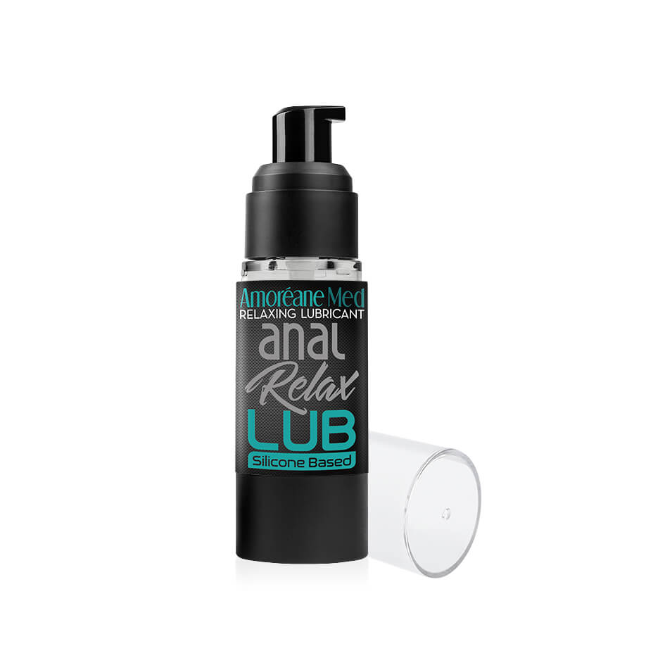 UNIKALIOS SUDĖTIES ALIEJAUS PAGRINDO LUBRIKANTAS "AMOREANE ANAL RELAX LUB" - 30 ML 
Jei ieškote geriausio analinio įsiskverbimo sąjungininko Jums puikiai pasitarnaus “Amoreane Anal Relax”. 
Tai  ypatingos sudėties produktas  praturtintas Jūsų odai naudingomis medžiagomis: 
Jojobos aliejumi , kuris žinomas dėl savo atpalaiduojančio, greitai įsigeriančio ir antioksidacinio poveikio. Jis taip pat minkština odą ir sukuria jai priešuždegiminę apsauginę plėvelę; 
Medetkų ir avokadų aliejais , kurie sustiprina atpalaiduojamąsias, drėkinamąsias, atgaivinamąsias ir afrodiziakines savybes; 
Vitaminu C , kuris puikiai veikia odą ir turi regeneracinių savybių pažeistiems Jūsų odos audiniams. 
Minkštinamosiomis ir antiseptinėmis savybėmis pasižymintis lubrikantas, dėka didelio vitaminų kiekio,  suteiks maitinamąją bei dermoprotekcinę galią ir žinoma - maksimalią lubrikaciją  visos sueities metu. 
Pamirškite diskomfortą ir atraskite nepamirštamą komfortą!  
Sudėtyje  nėra kvapiųjų ir aromatinių medžiagų . 
Tinka naudoti su prezervatyvais.  
  
Kaip išsirinkti ir tinkamai naudoti lubrikantą?