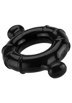 Apie penio žiedą „Gummy ring XL“   
 
Varpą didinantis žiedas, pagamintas iš minkšto TPE silikono, itin minkštas, lankstus ir elastingas. 
Klasikinis modelis, bet su 2 išoriniais šoniniais mazgeliais ir šoniniais ištempimais, kad padidėtų makšties stimuliacija įsiskverbimo metu. Labai įdomus dizainas. 
  
Išbandykite šį žiedą ir turėsite stipresnę ir ilgesnę erekciją 
  
ATSARGUMO PRIEMONĖS:  netinkamas naudojimas ir (arba) užveržimas  gali sužeisti, visada naudokite protingai ir atsakingai. 
  
REKOMENDUOJAME:  naudoti tinkamą lubrikantą po kiekvieno naudojimo nuplaukite vandeniu ir skystu muilu (geriausia antibakteriniu) 
Savybės:  
Vidinis skersmuo: 1,2 cm 
Medžiaga: TPE 
Vandeniui atsparus: Taip 
Be ftalatų: Taip 
Dydis: XL 
 