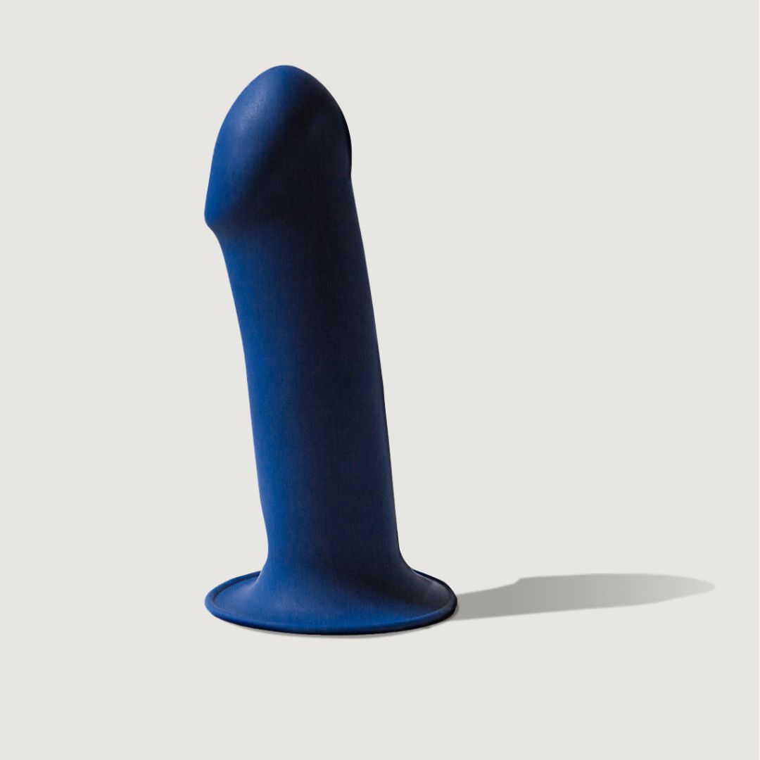 APIE DILDO  
 
Medžiaga: silikonas 
Spalva: Azul Electrico (mėlyna) 
Baterija: Ne 
Matmenys: Ilgis 18 cm | Skersmuo 5 cm 
Hidroizoliacija: Atsparus vandeniui - IPX8 
Stimuliavimo zona: makštis, išangė 
Prekės kodas: 24035