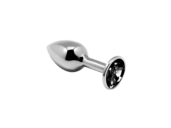 Analinis kaištis ,,Mini Metal Butt Plug S'', Juodas  
Mielas ir nekaltai atrodantis analinis kaištis papuoštas brangakmenio imitacija, kuri suteikia papildomo žavesio ir seksualumo. S dydžio analinis kaištis idealiai tinka pradedantiesiems, nes jo paviršius yra toks lygus ir glotnus, kad nesunkiai įslys į vidų. Taip pat jis yra  švelnus ir malonus liesti . 
Analinis kaištis  pagamintas iš aukštos kokybės cinko lydinio . Jums nereikės jaudintis dėl galimos odos reakcijos, nes jis  nealergizuoja ir yra visiškai saugus odai . Galėsite be rūpesčių mėgautis karštais analiniais žaidimais ir asmeniniu malonumu. 
Analinis kaištis netiesiogiai stimuliuoja moters G tašką ir vyro prostatą  - daugybės nervų galūnėlių centrą ir ypač jautrią erogeninę zoną. Kaištis  turi ploną galvutę , kad įsiskverbimas būtų dar malonesnis. Šis kaištis - tai geriausias pasirinkimas analinių žaidimų mėgėjams. 
Tinkamai prižiūrint šis kaištis tarnaus jums ilgai. Prieš ir po kiekvieno naudojimo nuplaukite jį šiltu vandeniu ir švelniu muilu arba  specialiu žaislų valikliu . Leiskite išdžiūti natūraliai. Šį sekso žaislą laikykite stalčiuje, specialiame maišelyje arba kitoje vietoje, kurioje nėra dulkių. Laikykite jį atokiau nuo kitų sekso žaislų. Nepalikite tiesioginiuose saulės spinduliuose ir niekada nelaikykite jo dideliame karštyje. 
Rekomenduojama naudoti kartu su  vandens pagrindo lubrikantu . Nenaudokite silikoninių lubrikantų, aliejų ar kremų, nes jie gali sugadinti kaiščio medžiagą ir apriboti jo veikimą bei galiojimo laiką. 