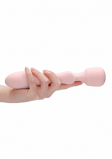Klitoriaus masažuoklis "Jiggle" – Rožinis 
Mes žinome, jog nėra geresnio jausmo žemėje nei tai, kad mažas žaisliukas randa visas jūsų saldžiasias vieteles. „Jiggle“ išpildys visas jūsų klitoriaus stimuliacijos svajones, nes yra elegantiškos, seksualios formos, lengvai slystantis visu jūsų kūnu. 
  
„Jiggle“ puikiai tinka ne tik pabūti vienam, bet ir puikiai tinka poroms sekso ir preliudijos metu. Reikia papildomo stimulo per trumpą oralinio sekso pertraukėlę? Ieškote ko nors diskretiško, ką būtų galima įkišti norint skirti papildomo dėmesio klitoriui? Norite paeksperimentuoti su analiniu seksu? „Jiggle“ yra geriausias jūsų pasirinkimas. 
  
Mažos formos masažuoklis turi  10 galingų vibracijos režimų,  o paprastu ir lengvu valdymu pritaikysite vibraciją pagal savo scenarijų. Šis mažas žaisliukas puikiai tinka kelionėms, nes jis patogiai įkraunama per  USB jungtį . 
  
Pagamintas iš kūnui saugaus silikono ir lygaus ABS plastiko „Jiggle“ lengvai valomas šiltu muiluotu vandeniu arba mėgstamu žaisliukų priežiūros skysčiu / putomis. 
Tinkamai prižiūrint  šis vibratorius tarnaus tikrai ilgai. Prieš ir po kiekvieno naudojimo nuplaukite jį šiltu vandeniu ir švelniu muilu arba specialiu žaislų valikliu. Leiskite išdžiūti natūraliai. Šį sekso žaislą laikykite stalčiuje, specialiame maišelyje arba kitoje vietoje, kurioje nėra dulkių. Laikykite jį atokiau nuo kitų sekso žaislų. Nepalikite tiesioginiuose saulės spinduliuose ir niekada nelaikykite jo dideliame karštyje. 
  
Rekomenduojama naudoti kartu su vandens pagrindo lubrikantu.  Nenaudokite silikoninių lubrikantų, aliejų ar kremų, nes jie gali sugadinti prietaiso medžiagą ir apriboti jo veikimą bei galiojimo laiką.  
Kodėl jums reikalingas vibratorius? 
Vibratorius ar klasikinis vibratorius yra sekso žaislas, naudojamas ant kūno maloniai seksualinei stimuliacijai kelti. 
Vibratoriai gali būti naudojami tiek solo, tiek poroje ar kelių žmonių žaidimams kartu. Taip pat jie gali būti naudojami erogeninėms zonoms, tokioms kaip klitoris, vulva ar makštis, varpa, kapšelis ar išangė, siekiant seksualiai stimuliuoti, išlaisvinti seksualumą ir pasiekti orgazmą. 
Vibratoriai yra rekomenduojami sekso terapeutų moterims, kurioms sunku pasiekti orgazmą masturbacijos ar lytinių santykių metu.