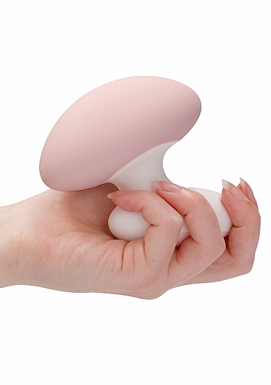 Klitoriaus masažuoklis "Lovebug" – Rožinis 
Kompaktiškas, išskirtinės formos vibratorius skirtas klitorio stimuliacijai arba viso kūno masažui. Kompaktiškas ir lengvai valdomas vibratorius puikiai tinka net ir pradedančioms moterims ar jų partneriams, kurie nori užpildyti savo seksualinį gyvenimą naujais potyriais. Jis sukurtas taip, kad suteiktų jums  daugybinius ir intensyvius orgazmus . 
Stimuliatorius turi 10 skirtingų ir intensyviai malonių nustatymų, kad galėtumėte rasti sau tinkamiausią pojūtį. Šis sekso žaislas yra  100% atsparus vandeniui  ir nereikalauja daug priežiūros, todėl malonumais galėsite mėgautis tiek duše, tiek vonioje. Šis stimuliatorius yra pagamintas iš aukščiausios kokybės, minkšto ir švelnaus medicininio silikono, todėl yra  ilgaamžis  ir malonus liesti.  
Stimuliatoriaus valdymas - itin paprastas, jo mygtukai išdėstyti taip, kad galėtumėte jį valdyti nežiūrint į valdymo skydelį. Pilnai įkraunamas USB jungtimi, diskretiškas ir veikia itin tyliai. 
Tinkamai prižiūrint šis vibratorius tarnaus jums ilgai. Prieš ir po kiekvieno naudojimo nuplaukite jį šiltu vandeniu ir švelniu muilu arba  specialiu žaislų valikliu . Leiskite išdžiūti natūraliai. Šį sekso žaislą laikykite stalčiuje, specialiame maišelyje arba kitoje vietoje, kurioje nėra dulkių. Laikykite jį atokiau nuo kitų sekso žaislų. Nepalikite tiesioginiuose saulės spinduliuose ir niekada nelaikykite jo dideliame karštyje. 
Rekomenduojama naudoti kartu su  vandens pagrindo lubrikantu . Nenaudokite silikoninių lubrikantų, aliejų ar kremų, nes jie gali sugadinti prietaiso medžiagą ir apriboti jo veikimą bei galiojimo laiką.  
Kodėl jums reikalingas vibratorius? 
Vibratorius ar klasikinis vibratorius yra sekso žaislas, naudojamas ant kūno maloniai seksualinei stimuliacijai kelti. 
Vibratoriai gali būti naudojami tiek solo, tiek poroje ar kelių žmonių žaidimams kartu. Taip pat jie gali būti naudojami erogeninėms zonoms, tokioms kaip klitoris, vulva ar makštis, varpa, kapšelis ar išangė, siekiant seksualiai stimuliuoti, išlaisvinti seksualumą ir pasiekti orgazmą. 
Vibratoriai yra rekomenduojami sekso terapeutų moterims, kurioms sunku pasiekti orgazmą masturbacijos ar lytinių santykių metu.