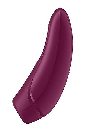 Klitorio stimuliatorius ,,Satisfyer Curvy 1+'', raudonas 
 
,,Curvy 1+" myluos jus ir jūsų klitorį  bekontakte stimuliacija  iki tol, kol patirsite svaiginantį orgazmą. Naudojant naujovišką ,,Airpulse" technologiją, minkštas silikoninis antgalis lengvai apgaubia jūsų perlą ir dėl galingo vakuuminio bangų poveikio suteikia neregėtų orgazmų. Elegantiškas dizainas suteikia stimuliatoriui išties viliojančią ir prabangią išvaizdą - tai toks sekso žaislas, kurio nereikia gėdintis ir slėpti spintos gilumoje. 
,,Curvy 1+" stebina  dviem   galingais varikliais , ergonomiška forma ir  tyliu veikimu . Pasiduokite savo fantazijoms ir mėgaukitės klitoriniu stimuliatoriumi be jokio pašalinio triukšmo. Stimuliatorius yra  atsparus vandeniui  (IPX7), todėl malonumais galėsite mėgautis net duše ar vonioje.  Po vandeniu jo galinga bangų stimuliacija yra daug stipresnė. Jei žaislui pritrūks energijos - bet kuriuo metu galėsite įkrauti jo ličio jonų bateriją su rinkinyje pridedamu USB laidu. 
Šis žaislas ypatingas ne tik dėl savo ergonomiškos formos ir įspūdingos galios, bet ir dėl gebėjimo įkvėpti naujos gyvybės jūsų išmaniam būdu mylėti save. Naudodami ,,Satisfyer Connect" programėlę, kurią nemokamai galima parsisiųsti ,,Android" ir ,,iOS" operacinėms sistemoms, ,,Curvy 1+" per ,,Bluetooth" galite prijungti prie savo išmaniojo telefono, kurį vėliau galėsite naudoti kaip nuotolinio valdymo pultą. Jei norite, klitorio stimuliaciją galite valdyti net savo ,,Apple Watch" ir planšetiniu kompiuteriu. Naudodamiesi programėle aplinkos garsus galite paversti viliojančiais virpesiais, kuriuos galite jausti tiesiogiai per stimuliatorių. Be to, galite net transliuoti ištisus ,,Spotify" grojaraščius, kurie nustatys žaislo vibracijų ritmą. Žinoma, taip pat galite perduoti valdymą savo partneriui ar kitiems naudotojams ir leisti jiems valdyti jūsų stimuliaciją per programėlę - gyvai, nuotoliniu būdu ar per vaizdo pokalbį. Kelias į pulsuojantį orgazmą dar niekada nebuvo toks įvairus. Be abejo, ,,Satisfyer Connect" programėlė atitinka ES Bendrąjį duomenų apsaugos reglamentą ir Vokietijos bei Europos duomenų apsaugos taisykles. Dėl įdiegto galutinio šifravimo mylėjimasis dviese liks tik tarp jūsų. 
Tinkamai prižiūrint šis stimuliatorius tarnaus jums ilgai. Prieš ir po kiekvieno naudojimo nuplaukite jį šiltu vandeniu ir švelniu muilu arba  specialiu žaislų valikliu . Leiskite išdžiūti natūraliai. Šį sekso žaislą laikykite stalčiuje, specialiame maišelyje arba kitoje vietoje, kurioje nėra dulkių. Laikykite jį atokiau nuo kitų sekso žaislų. Nepalikite tiesioginiuose saulės spinduliuose ir niekada nelaikykite jo dideliame karštyje. 
Rekomenduojama naudoti kartu su  vandens pagrindo lubrikantu . Nenaudokite silikoninių lubrikantų, aliejų ar kremų, nes jie gali sugadinti prietaiso medžiagą ir apriboti jo veikimą bei galiojimo laiką. 