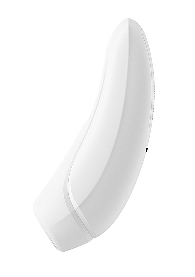 Klitorio stimuliatorius ,,Satisfyer Curvy 1+'', baltas 
 
,,Curvy 1+" myluos jus ir jūsų klitorį  bekontakte stimuliacija  iki tol, kol patirsite svaiginantį orgazmą. Naudojant naujovišką ,,Airpulse" technologiją, minkštas silikoninis antgalis lengvai apgaubia jūsų perlą ir dėl galingo vakuuminio bangų poveikio suteikia neregėtų orgazmų. Elegantiškas dizainas suteikia stimuliatoriui išties viliojančią ir prabangią išvaizdą - tai toks sekso žaislas, kurio nereikia gėdintis ir slėpti spintos gilumoje. 
,,Curvy 1+" stebina  dviem   galingais varikliais , ergonomiška forma ir  tyliu veikimu . Pasiduokite savo fantazijoms ir mėgaukitės klitoriniu stimuliatoriumi be jokio pašalinio triukšmo. Stimuliatorius yra  atsparus vandeniui  (IPX7), todėl malonumais galėsite mėgautis net duše ar vonioje.  Po vandeniu jo galinga bangų stimuliacija yra daug stipresnė. Jei žaislui pritrūks energijos - bet kuriuo metu galėsite įkrauti jo ličio jonų bateriją su rinkinyje pridedamu USB laidu. 
Šis žaislas ypatingas ne tik dėl savo ergonomiškos formos ir įspūdingos galios, bet ir dėl gebėjimo įkvėpti naujos gyvybės jūsų išmaniam būdu mylėti save. Naudodami ,,Satisfyer Connect" programėlę, kurią nemokamai galima parsisiųsti ,,Android" ir ,,iOS" operacinėms sistemoms, ,,Curvy 1+" per ,,Bluetooth" galite prijungti prie savo išmaniojo telefono, kurį vėliau galėsite naudoti kaip nuotolinio valdymo pultą. Jei norite, klitorio stimuliaciją galite valdyti net savo ,,Apple Watch" ir planšetiniu kompiuteriu. Naudodamiesi programėle aplinkos garsus galite paversti viliojančiais virpesiais, kuriuos galite jausti tiesiogiai per stimuliatorių. Be to, galite net transliuoti ištisus ,,Spotify" grojaraščius, kurie nustatys žaislo vibracijų ritmą. Žinoma, taip pat galite perduoti valdymą savo partneriui ar kitiems naudotojams ir leisti jiems valdyti jūsų stimuliaciją per programėlę - gyvai, nuotoliniu būdu ar per vaizdo pokalbį. Kelias į pulsuojantį orgazmą dar niekada nebuvo toks įvairus. Be abejo, ,,Satisfyer Connect" programėlė atitinka ES Bendrąjį duomenų apsaugos reglamentą ir Vokietijos bei Europos duomenų apsaugos taisykles. Dėl įdiegto galutinio šifravimo mylėjimasis dviese liks tik tarp jūsų. 
Tinkamai prižiūrint šis stimuliatorius tarnaus jums ilgai. Prieš ir po kiekvieno naudojimo nuplaukite jį šiltu vandeniu ir švelniu muilu arba  specialiu žaislų valikliu . Leiskite išdžiūti natūraliai. Šį sekso žaislą laikykite stalčiuje, specialiame maišelyje arba kitoje vietoje, kurioje nėra dulkių. Laikykite jį atokiau nuo kitų sekso žaislų. Nepalikite tiesioginiuose saulės spinduliuose ir niekada nelaikykite jo dideliame karštyje. 
Rekomenduojama naudoti kartu su  vandens pagrindo lubrikantu . Nenaudokite silikoninių lubrikantų, aliejų ar kremų, nes jie gali sugadinti prietaiso medžiagą ir apriboti jo veikimą bei galiojimo laiką. 