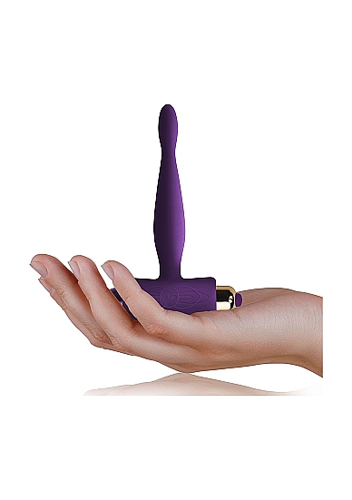 Vibruojantis analinis kaištis ,,Teazer Petite Sensation Purple'' 
 
Išbandykite ,,Petite Sensations'' vibruojantį analinį kaištį ir  pajuskite absoliutų malonumą . Tai universalus sekso žaislas, kuris tinka tiek pradedantiesiems analinių žaidimų mėgėjams, tiek tikriems entuziastams. 
Beprotiškai elegantiškas , plonas sferinis kotas ir šilko švelnumo silikonas - ko daugiau galima norėti? Itin tyliai dirbantis kulkos formos vibartorius, kuris kišasi į specialų žiedą, esantį kaiščio apačioje  užtikrins kvapą gniaužiančias, nesibaigiančias malonumo bangas . 
Šis vibruojantis analinis kaištis yra  visiškai atsparus vandeniui,  todėl malonumais galėsite mėgautis net duše ar vonioje. 3 greičio ir 4 vibracijos režimai  patenkins net išrankiausius vartotojus . Kulkos formos vibratorius maitinamas 1 AAA tipo baterija. 
Tinkamai prižiūrint šis kaištis tarnaus jums ilgai. Prieš ir po kiekvieno naudojimo nuplaukite jį šiltu vandeniu ir švelniu muilu arba  specialiu žaislų valikliu . Leiskite išdžiūti natūraliai. Šį sekso žaislą laikykite stalčiuje, specialiame maišelyje arba kitoje vietoje, kurioje nėra dulkių. Laikykite jį atokiau nuo kitų sekso žaislų. Nepalikite tiesioginiuose saulės spinduliuose ir niekada nelaikykite jo dideliame karštyje. 
Rekomenduojama naudoti kartu su  vandens pagrindo lubrikantu . Nenaudokite silikoninių lubrikantų, aliejų ar kremų, nes jie gali sugadinti kaiščio medžiagą ir apriboti jo veikimą bei galiojimo laiką. 