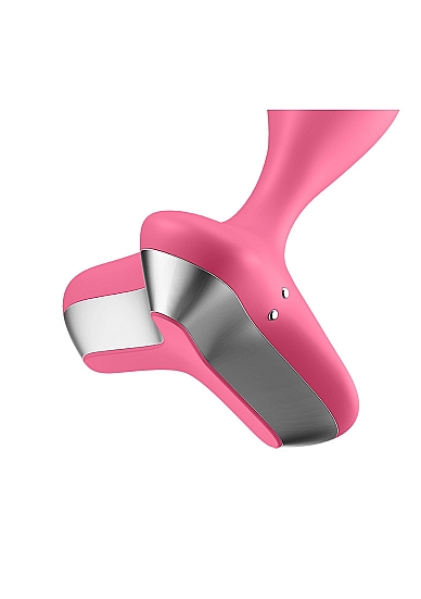 Vibruojantis analinis kaištis ,,Game Changer Pink'' 
,,Satisfyer Game Changer"  siūlo viliojančią analinę stimuliaciją ir didžiausią universalumą . Futuristinis vibruojantis analinis kaištis turi siaurą, užapvalintą galiuką ir padalytą pagrindą, kad būtų  saugu žaisti ir lengva naudoti . Galingas variklis palepins jus intensyvia vibracija. 
Gundančią ,,Game Changer" išvaizdą papildo atsparumas vandeniui (IPX7). Šis analinis vibratorius  puikiai tinka maloniems žaidimams net duše ar vonioje.  Įmontuotas įkraunamas vibratoriaus baterijas  galima įkrauti pridėtu USB laidu . 
Tinkamai prižiūrint šis kaištis tarnaus jums ilgai. Prieš ir po kiekvieno naudojimo nuplaukite jį šiltu vandeniu ir švelniu muilu arba  specialiu žaislų valikliu . Leiskite išdžiūti natūraliai. Šį sekso žaislą laikykite stalčiuje, specialiame maišelyje arba kitoje vietoje, kurioje nėra dulkių. Laikykite jį atokiau nuo kitų sekso žaislų. Nepalikite tiesioginiuose saulės spinduliuose ir niekada nelaikykite jo dideliame karštyje. 
Rekomenduojama naudoti kartu su  vandens pagrindo lubrikantu . Nenaudokite silikoninių lubrikantų, aliejų ar kremų, nes jie gali sugadinti kaiščio medžiagą ir apriboti jo veikimą bei galiojimo laiką. 