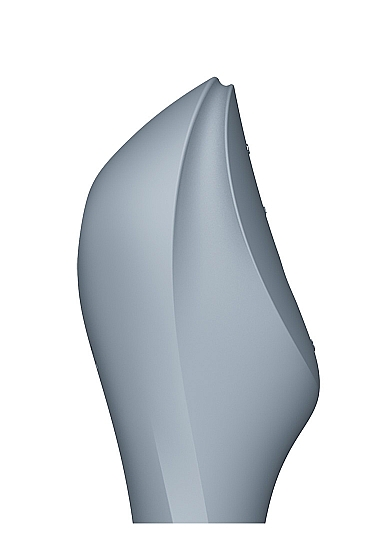 G taško vibratorius - Klitorio stimuliatorius "Curvy Trinity 3" – Pilkas 
"Curvy Trinity 3'' idealiai tinka neapsisprendusiems malonumų ieškotojams. Šis sekso žaislas  turi daugybę funkcijų ir panaudojimo būdų . Vakuuminėmis oro slėgio bangomis jis myluos jūsų klitorį, o G tašką palepins intensyviomis ir įvairiomis vibracijomis. Taip pat šis prietaisas gali būti naudojamas ir kaip klasikinis paviršinis vibratorius. Dėl savo kompaktiško dizaino ir lengvo valdymo vienu prisilietimu, puikiai tinka net ir pradedančioms moterims ar jų partneriams, kurie nori užpildyti savo seksualinį gyvenimą naujais potyriais 
Trys galingi varikliai  užtikrina stiprią vibraciją. Dvi nepriklausomai valdomos funkcijos leidžia pasirinkti 11 vakuuminių bangų stimuliacijos intensyvumo lygių ir 12 vibracijos programų, o nugarėlėje esantis blizgus elementas viliojančiai traukia akį. 
"Curvy Trinity 3" stebina ergonomiška forma ir tyliu veikimu. Pasiduokite savo fantazijoms ir mėgaukitės klitoriniu stimuliatoriumi be jokio pašalinio triukšmo. Stimuliatorius yra  atsparus vandeniui  (IPX7), todėl malonumais galėsite mėgautis net duše ar vonioje.  Po vandeniu jo galinga bangų stimuliacija yra daug stipresnė. Jei žaislas išsikraus - bateriją galima įkrauti naudojant pridedamą USB laidą. 
Tinkamai prižiūrint šis stimuliatorius tarnaus jums ilgai. Prieš ir po kiekvieno naudojimo nuplaukite jį šiltu vandeniu ir švelniu muilu arba  specialiu žaislų valikliu . Leiskite išdžiūti natūraliai. Šį sekso žaislą laikykite stalčiuje, specialiame maišelyje arba kitoje vietoje, kurioje nėra dulkių. Laikykite jį atokiau nuo kitų sekso žaislų. Nepalikite tiesioginiuose saulės spinduliuose ir niekada nelaikykite jo dideliame karštyje. 
Rekomenduojama naudoti kartu su  vandens pagrindo lubrikantu . Nenaudokite silikoninių lubrikantų, aliejų ar kremų, nes jie gali sugadinti prietaiso medžiagą ir apriboti jo veikimą bei galiojimo laiką.  
Kodėl jums reikalingas vibratorius? 
Vibratorius ar klasikinis vibratorius yra sekso žaislas, naudojamas ant kūno maloniai seksualinei stimuliacijai kelti. 
Vibratoriai gali būti naudojami tiek solo, tiek poroje ar kelių žmonių žaidimams kartu. Taip pat jie gali būti naudojami erogeninėms zonoms, tokioms kaip klitoris, vulva ar makštis, varpa, kapšelis ar išangė, siekiant seksualiai stimuliuoti, išlaisvinti seksualumą ir pasiekti orgazmą. 
Vibratoriai yra rekomenduojami sekso terapeutų moterims, kurioms sunku pasiekti orgazmą masturbacijos ar lytinių santykių metu.