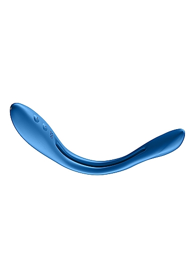 Universalus vibratorius- klitoriaus stimuliatorius „Satisfyer Elastic Game“, tamsiai mėlynas 
 
Daugiafunkcinis vibratorius „Satisfyer Elastic Game“ žodžiui „įvairovė“ suteikia naują prasmę: jį gali naudoti ištiestą, sulenktą, užmautą, uždėtą ant stimuliuojamos zonos arba įkištą - fantazijai čia ribų nėra. Galite naudoti jį, kaip  varpos žiedą, spenelių stimuliatorių  arba, sulenkus U-forma, kaip klasikinį  partnerių vibratorių . „Elastic Game“ galimybėms ribų nėra. Struktūrinio paviršiaus galas sustiprina  išorinę stimuliaciją , o smailėjantis, įvedamas galas užtikrina tikslingą  G-taško stimuliaciją . „Elastic Game“ idealiai tinka ir pradedantiesiems. Atsipalaiduok ir leisk sau pasimėgauti šio „Satisfyer“ universalumu. Jame yra  du atskirai valdomi varikliai:  kiekvienas iš jų palepins jus 7-iais vibracijos ritmais ir 3-jų lygių intensyvumais. 
  
,,Elastic Game" stebina ergonomiška forma ir  tyliu veikimu . Pasiduokite savo fantazijoms ir mėgaukitės  svaiginančiais orgazmais  be jokio pašalinio triukšmo. Vibratorius yra  atsparus vandeniui  (IPX7), todėl malonumais galėsite mėgautis net duše ar vonioje. Jei žaislas išsikraus - bateriją galima įkrauti naudojant pridedamą USB laidą. 
Tinkamai prižiūrint šis vibratorius tarnaus jums ilgai. Prieš ir po kiekvieno naudojimo nuplaukite jį šiltu vandeniu ir švelniu muilu arba  specialiu žaislų valikliu . Leiskite išdžiūti natūraliai. Šį sekso žaislą laikykite stalčiuje, specialiame maišelyje arba kitoje vietoje, kurioje nėra dulkių. Laikykite jį atokiau nuo kitų sekso žaislų. Nepalikite tiesioginiuose saulės spinduliuose ir niekada nelaikykite jo dideliame karštyje. 
Rekomenduojama naudoti kartu su  vandens pagrindo lubrikantu . Nenaudokite silikoninių lubrikantų, aliejų ar kremų, nes jie gali sugadinti prietaiso medžiagą ir apriboti jo veikimą bei galiojimo laiką. 