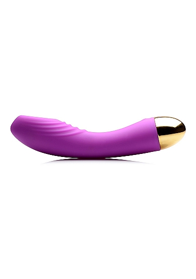 G taško vibratorius- Klitorio stimuliatorius "G-Thump" – Violetinis  
Stimuliatorius pagamintas iš  aukščiausios kokybės , odai draugiško silikono  be ftalatų . Šilko švelnumo, glotni medžiaga yra maloni liesti, o sutepus ją mėgstamu vandens pagrindo lubrikantu jausmas bus nepakartojamas.  
Tai daugiafunkcinis prietaisas su kuriuo galima mėgautis ne tik G taško, bet ir klitorio stimuliacija. Jis tinka tiek solo, tiek žaidimams su partneriu.  
Šis masažuojantis ir kraują kaitinantis stimuliatorius yra  atsparus vandeniui  ir atitinka IPX7 standartus, todėl malonumais galėsite mėgautis net duše arba vonioje. Jis yra  pilnai įkraunamas USB laidu .  
Tinkamai prižiūrint šis stimuliatorius tarnaus jums ilgai. Prieš ir po kiekvieno naudojimo nuplaukite jį šiltu vandeniu ir švelniu muilu arba  specialiu žaislų valikliu . Leiskite išdžiūti natūraliai. 
Šį sekso žaislą laikykite stalčiuje, specialiame maišelyje arba kitoje vietoje, kurioje nėra dulkių. Laikykite jį atokiau nuo kitų sekso žaislų. Nepalikite tiesioginiuose saulės spinduliuose ir niekada nelaikykite jo dideliame karštyje. 
Rekomenduojama naudoti kartu su  vandens pagrindo lubrikantu . Nenaudokite silikoninių lubrikantų, aliejų ar kremų, nes jie gali sugadinti prietaiso medžiagą ir apriboti jo veikimą bei galiojimo laiką. 
Kodėl jums reikalingas vibratorius? 
Vibratorius ar klasikinis vibratorius yra sekso žaislas, naudojamas ant kūno maloniai seksualinei stimuliacijai kelti. 
Vibratoriai gali būti naudojami tiek solo, tiek poroje ar kelių žmonių žaidimams kartu. Taip pat jie gali būti naudojami erogeninėms zonoms, tokioms kaip klitoris, vulva ar makštis, varpa, kapšelis ar išangė, siekiant seksualiai stimuliuoti, išlaisvinti seksualumą ir pasiekti orgazmą. 
Vibratoriai yra rekomenduojami sekso terapeutų moterims, kurioms sunku pasiekti orgazmą masturbacijos ar lytinių santykių metu.