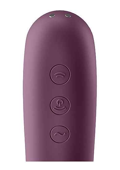 G taško vibratorius- Klitorio stimuliatorius "Dual Kiss" – Violetinis 
Padvigubinkite savo malonumą kartu su juodos spalvos elegantišku klitoriniu stimuliatoriumi – G taško vibratoriumi „Dual Kiss“ iš „Satisfyer“. 
Nepaisant nedidelio dydžio, šis vibratorius pasižymi stipria ir galinga vibracija kartu su  11 pulsavimo režimų ir 11 vibracijos programų pasirinkimų.  Palepink savo klitorį jaudinančiomis, pulsuojančiomis uždedamos galvutės slėgio bangomis arba mėgaukis G-taško masažu, naudodama šiek tiek išlinkusį, vibruojantį galiuką. 
Šis mažasis draugas yra idealus kompanionas kelionėse ir visur kitur - net duše ar vonioje dėl  vandeniui atsparios (IPX7) konstrukcijos.  Pasimėgavus intymiais malonumais, tiesiog lengvai nuplaukite su šiltu vandeniu ir trupučiu muilo. Baterijai išsikrovus, lengvai įkraukite naudojant pridedamą  USB įkrovimo laidą.  
  
Tinkamai prižiūrint  šis vibratorius tarnaus tikrai ilgai. Prieš ir po kiekvieno naudojimo nuplaukite jį šiltu vandeniu ir švelniu muilu arba specialiu žaislų valikliu. Leiskite išdžiūti natūraliai. Šį sekso žaislą laikykite stalčiuje, specialiame maišelyje arba kitoje vietoje, kurioje nėra dulkių. Laikykite jį atokiau nuo kitų sekso žaislų. Nepalikite tiesioginiuose saulės spinduliuose ir niekada nelaikykite jo dideliame karštyje. 
  
Rekomenduojama naudoti kartu su vandens pagrindo lubrikantu.  Nenaudokite silikoninių lubrikantų, aliejų ar kremų, nes jie gali sugadinti prietaiso medžiagą ir apriboti jo veikimą bei galiojimo laiką.  
Kodėl jums reikalingas vibratorius? 
Vibratorius ar klasikinis vibratorius yra sekso žaislas, naudojamas ant kūno maloniai seksualinei stimuliacijai kelti. 
Vibratoriai gali būti naudojami tiek solo, tiek poroje ar kelių žmonių žaidimams kartu. Taip pat jie gali būti naudojami erogeninėms zonoms, tokioms kaip klitoris, vulva ar makštis, varpa, kapšelis ar išangė, siekiant seksualiai stimuliuoti, išlaisvinti seksualumą ir pasiekti orgazmą. 
Vibratoriai yra rekomenduojami sekso terapeutų moterims, kurioms sunku pasiekti orgazmą masturbacijos ar lytinių santykių metu.
