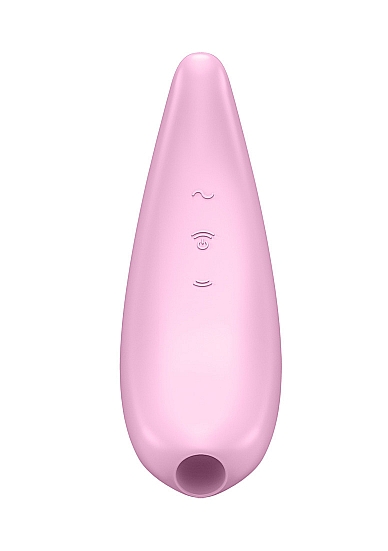 Klitorio stimuliatorius ,,Satisfyer Curvy 3+ Pink'' 
  
,,Curvy 2+" myluos jus ir jūsų klitorį  bekontakte stimuliacija  iki tol, kol patirsite svaiginantį orgazmą. Naudojant naujovišką ,,Airpulse" technologiją, minkštas silikoninis antgalis lengvai apgaubia jūsų perlą ir dėl galingo vakuuminio bangų poveikio suteikia neregėtų orgazmų. Elegantiškas dizainas suteikia stimuliatoriui išties viliojančią ir prabangią išvaizdą - tai toks sekso žaislas, kurio nereikia gėdintis ir slėpti spintos gilumoje. 
,,Curvy 2+" stebina  galingu varikliu , ergonomiška forma ir  tyliu veikimu . Pasiduokite savo fantazijoms ir mėgaukitės klitoriniu stimuliatoriumi be jokio pašalinio triukšmo. Stimuliatorius yra  atsparus vandeniui  (IPX7), todėl malonumais galėsite mėgautis net duše ar vonioje.  Po vandeniu jo galinga bangų stimuliacija yra daug stipresnė. Jei žaislui pritrūks energijos - bet kuriuo metu galėsite įkrauuti jo ličio jonų bateriją su rinkinyje pridedamu USB laidu. 
Šis žaislas ypatingas ne tik dėl savo ergonomiškos formos ir įspūdingos galios, bet ir dėl gebėjimo įkvėpti naujos gyvybės jūsų išmaniam būdu mylėti save. Naudodami ,,Satisfyer Connect" programėlę, kurią nemokamai galima parsisiųsti ,,Android" ir ,,iOS" operacinėms sistemoms, ,,Curvy 2+" per ,,Bluetooth" galite prijungti prie savo išmaniojo telefono, kurį vėliau galėsite naudoti kaip nuotolinio valdymo pultą. Jei norite, klitorio stimuliaciją galite valdyti net savo ,,Apple Watch" ir planšetiniu kompiuteriu. Naudodamiesi programėle aplinkos garsus galite paversti viliojančiais virpesiais, kuriuos galite jausti tiesiogiai per stimuliatorių. Be to, galite net transliuoti ištisus ,,Spotify" grojaraščius, kurie nustatys žaislo vibracijų ritmą. Žinoma, taip pat galite perduoti valdymą savo partneriui ar kitiems naudotojams ir leisti jiems valdyti jūsų stimuliaciją per programėlę - gyvai, nuotoliniu būdu ar per vaizdo pokalbį. Kelias į pulsuojantį orgazmą dar niekada nebuvo toks įvairus. Be abejo, ,,Satisfyer Connect" programėlė atitinka ES Bendrąjį duomenų apsaugos reglamentą ir Vokietijos bei Europos duomenų apsaugos taisykles. Dėl įdiegto galutinio šifravimo mylėjimasis dviese liks tik tarp jūsų. 
Tinkamai prižiūrint šis stimuliatorius tarnaus jums ilgai. Prieš ir po kiekvieno naudojimo nuplaukite jį šiltu vandeniu ir švelniu muilu arba  specialiu žaislų valikliu . Leiskite išdžiūti natūraliai. Šį sekso žaislą laikykite stalčiuje, specialiame maišelyje arba kitoje vietoje, kurioje nėra dulkių. Laikykite jį atokiau nuo kitų sekso žaislų. Nepalikite tiesioginiuose saulės spinduliuose ir niekada nelaikykite jo dideliame karštyje. 
Rekomenduojama naudoti kartu su  vandens pagrindo lubrikantu . Nenaudokite silikoninių lubrikantų, aliejų ar kremų, nes jie gali sugadinti prietaiso medžiagą ir apriboti jo veikimą bei galiojimo laiką. 