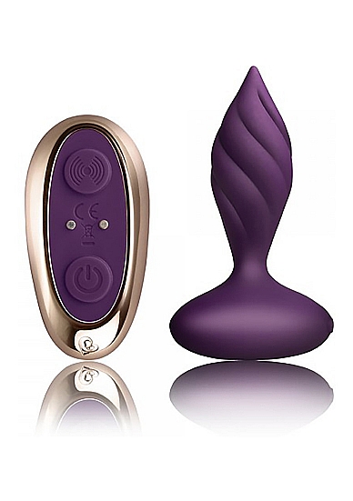 Vibruojantis analinis kaištis su nuotolinio valdymo pulteliu ,,Petite Sensations Desire Purple'' 
Išbandykite ,,Petite Sensations Plug'' vibruojantį analinį kaištį ir  pajuskite absoliutų malonumą . Tai universalus sekso žaislas, kuris tinka tiek pradedantiesiems analinių žaidimų mėgėjams, tiek tikriems entuziastams. 
Pajuskite, kaip jūsų kūnas suspaudžia ploną kaklelį, kai siaurėjantis kaištis patogiai ir saugiai įsitaiso malonumo pozicijoje. Nuotoliniu pulteliu pakeiskite vibracijos režimus arba perduokite valdžią partneriui, kad jis pats nuspręstų, kaip patirti malonumą. ,,Desire'' yra  puikus pasirinkimas tiems, kurie ieško gryno, jausmingo pasimėgavimo arba stipraus bendro intymumo . 
Dėka glotnaus ir itin švelnaus, odai nekenksmingo silikono, šį vibratorių lengva įkišti, o platus T formos pagrindas atlieka rankenos funkciją ir užtikrina saugų žaidimą. Šis kaištis turi net  10 vibracijos nustatymų: nuo švelnios iki intensyvios.  
Integruota ličio jonų bateriją galima įkrauti ir  nepertraukiamai   mėgautis žaidimais.  Galėsite pasiimti jį kartu su savimi net ir į audringų žaidimų kupinas keliones. Šis vibruojantis analinis kaištis yra  visiškai atsparus vandeniui,  todėl malonumais galėsite mėgautis net duše ar vonioje.  
Tinkamai prižiūrint šis kaištis tarnaus jums ilgai. Prieš ir po kiekvieno naudojimo nuplaukite jį šiltu vandeniu ir švelniu muilu arba  specialiu žaislų valikliu . Leiskite išdžiūti natūraliai. Šį sekso žaislą laikykite stalčiuje, specialiame maišelyje arba kitoje vietoje, kurioje nėra dulkių. Laikykite jį atokiau nuo kitų sekso žaislų. Nepalikite tiesioginiuose saulės spinduliuose ir niekada nelaikykite jo dideliame karštyje. 
Rekomenduojama naudoti kartu su  vandens pagrindo lubrikantu . Nenaudokite silikoninių lubrikantų, aliejų ar kremų, nes jie gali sugadinti kaiščio medžiagą ir apriboti jo veikimą bei galiojimo laiką. 