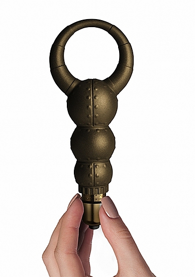 Penio žiedas „Poseidon -Gold" 
 
Pristatome jums galingąjį „Poseidoną“!   
Žiede yra vibratorius – kulka, kuris leis stimuliuoti kapšelį arba tarpvietę lytinio akto metu.  Daugelis moterų pritaria, kad žiedai su vibratoriumi gerokai stipriau stimuliuoja ir klitorių, reikalingą orgazmui pasiekti.  Žiedas suteiks stipresnę stimuliaciją tiek jums tiek jūsų partneriui, o atsparumas vandeniui leis žiedu mėgautis kur tik panorėsite.   „Poseidonas“ gali būti naudojamas sekso ar masturbacijos metu, siekiant pailginti ar sustiprinti erekciją ar veržimo pojūčiui kurti.   
Pagrindinis žiedo dėvėjimo tikslas – apriboti kraujo tekėjimą į varpą, kad erekcija būtų stipresnė arba išlaikytų ilgesnį laiką. Norėdami tai padaryti, žiedą turite dėti kuo arčiau varpos pradžios. Lytinių organų puošimas yra dar vienas tikslas, kaip ir lytinių organų padėties keitimas estetiniais tikslais. Penio žiedai taip pat naudojami ir erekcijos disfunkcijos atvejais ir yra itin efektyvūs.  
 