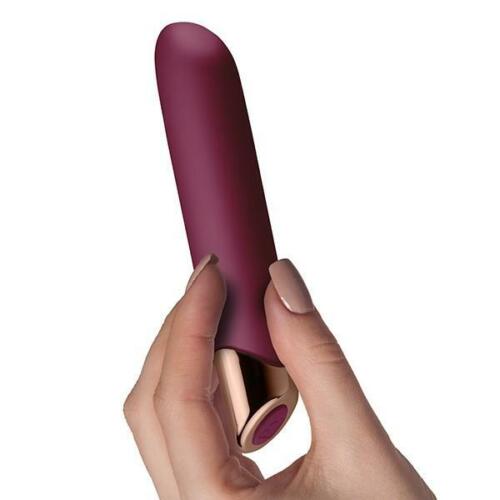 Vibratorius- Kulka "Chaiamo" – Raudonas 
Elegantiškas, juodos spalvos vibratorius yra klasikinio, prabangaus dizaino. 
Šiek tiek smailėjantis sekso žaislo galiukas lengvai ir patogiai pasieks jautriausią vietelę, o švelnus, kūnui saugus silikonas užtikrins tik malonius pojūčius.  10 skirtingų vibracijos režimų  tikrai nepaliks abejingos jokios moters.  
Visiškai atsparus vandeniui vibratorius kartu su greitai pakraunama baterija  džiugins net iki 3 valandų žaidimais.  Gražaus dizaino įjungimo mygtukas įmontuotas vibratoriaus apačioje, taigi lengvai randamas net ir orgazmo metu. 
Tinkamai prižiūrint  šis vibratorius tarnaus tikrai ilgai. Prieš ir po kiekvieno naudojimo nuplaukite jį šiltu vandeniu ir švelniu muilu arba specialiu žaislų valikliu. Leiskite išdžiūti natūraliai. Šį sekso žaislą laikykite stalčiuje, specialiame maišelyje arba kitoje vietoje, kurioje nėra dulkių. Laikykite jį atokiau nuo kitų sekso žaislų. Nepalikite tiesioginiuose saulės spinduliuose ir niekada nelaikykite jo dideliame karštyje. 
  
Rekomenduojama naudoti kartu su vandens pagrindo lubrikantu.  Nenaudokite silikoninių lubrikantų, aliejų ar kremų, nes jie gali sugadinti prietaiso medžiagą ir apriboti jo veikimą bei galiojimo laiką.  
  
Kodėl jums reikalingas vibratorius? 
Vibratorius ar klasikinis vibratorius yra sekso žaislas, naudojamas ant kūno maloniai seksualinei stimuliacijai kelti. 
Vibratoriai gali būti naudojami tiek solo, tiek poroje ar kelių žmonių žaidimams kartu. Taip pat jie gali būti naudojami erogeninėms zonoms, tokioms kaip klitoris, vulva ar makštis, varpa, kapšelis ar išangė, siekiant seksualiai stimuliuoti, išlaisvinti seksualumą ir pasiekti orgazmą. 
Vibratoriai yra rekomenduojami sekso terapeutų moterims, kurioms sunku pasiekti orgazmą masturbacijos ar lytinių santykių metu.