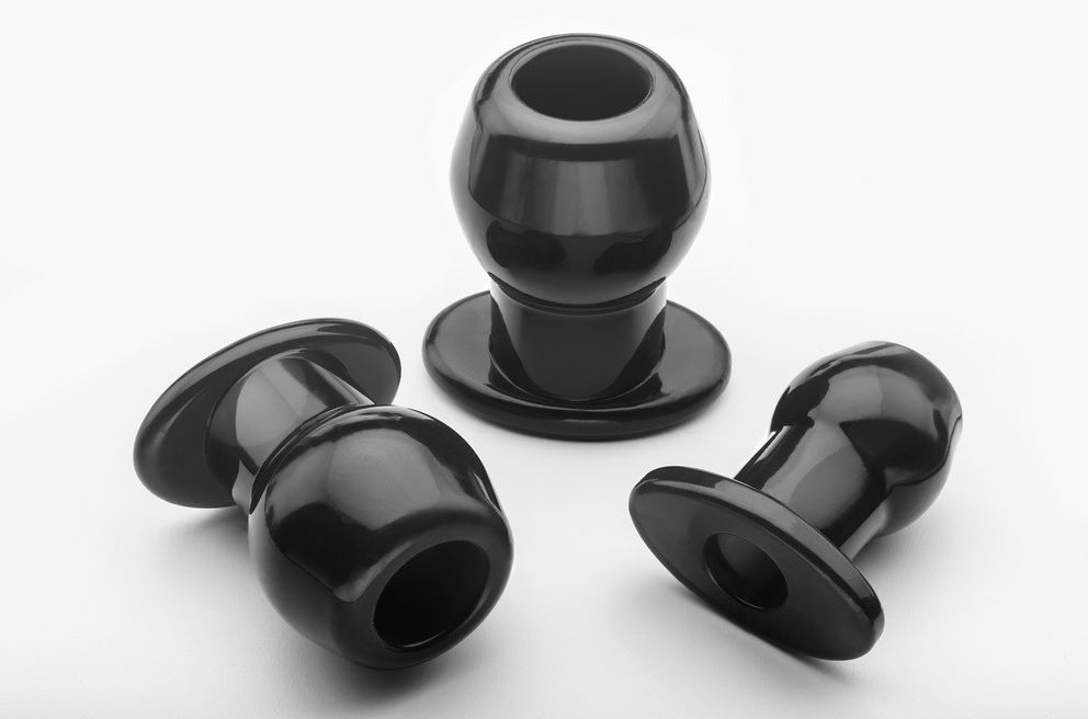 Analinis kaištis „Perfect Fit Brand Tunnel Plug 8 cm“ – Juodas (galima rinktis spalvą)  
Kam reikalingi analiniai kaiščiai? Kai kurie žmonės juos naudoja kaip analinio sekso apšilimo priemonę, kiti - kaip BDSM aksesuarą, o dar kiti - kad geriau susipažintų su analinių žaidimų pojūčiais. 
Aksominis prisilietimas ir nesibaigiantys malonumai - tik šio analinio kaiščio pagalba. Iškilimai ir įdubimai veiksmingai masažuoja intymias vietas. Kaištis  turi bukos formos galiuką.  Tai standartinis žaisliukas, tačiau svarbu paminėti, kad jis nesuderinamas su latekso gaminiais. 
Analinis kaištis  turi švelnų paviršių,  kad patirtumėte malonumą tiesiog lengvai įkišant ir ištraukiant. Platesnis pagrindas užtikrina apsaugą ir neleidžia kaiščiui pradingti jūsų kūne. Analiniame kaištyje  yra tunelio anga, einanti per visą kaištį,  atlaisvinanti kelią įvairiems žaidimams, pavyzdžiui: lubrikavimui, pirštams, vandeniui ar žaislams. 
  
8 cm ilgio ir 5,1 cm pločio žaisliukas  puikiai tinka tiek pradedantiesiems, tiek analinių žaidimų tyrinėtojams, tiek norint apšilti prieš audringą žaidimų naktį . Galite pasiekti visišką ekstazę be skausmo ir diskomforto. 
Tinkamai prižiūrint šis kaištis tarnaus jums ilgai. Prieš ir po kiekvieno naudojimo nuplaukite jį šiltu vandeniu ir švelniu muilu arba  specialiu žaislų valikliu . Leiskite išdžiūti natūraliai. Šį sekso žaislą laikykite stalčiuje, specialiame maišelyje arba kitoje vietoje, kurioje nėra dulkių. Laikykite jį atokiau nuo kitų sekso žaislų. Nepalikite tiesioginiuose saulės spinduliuose ir niekada nelaikykite jo dideliame karštyje. 
Rekomenduojama naudoti kartu su  vandens pagrindo lubrikantu . Nenaudokite silikoninių lubrikantų, aliejų ar kremų, nes jie gali sugadinti kaiščio medžiagą ir apriboti jo veikimą bei galiojimo laiką. 