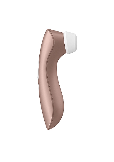 Klitorio Stimuliatorius ,,Satisfyer Pro2+ Rose Gold''  
Šis stimuliatorius džiugins jus intensyvia pusluojančių bangų stimuliacija, kuri privers virpėti iš malonumo. Rožinio aukso spalvos dizainas šiam stimuliatoriui suteikia išskirtinumo ir prabangos pojūtį. Kompaktišką ir ergonomišką stimuliatorių yra patogu laikyti rankoje net be tiesioginio kontakto su klitoriu. Šis sekso žaislas turi 11 svaiginančių intensyvumo nustatymų, kuriuos galima patogiai reguliuoti naudojant +/- mygtukus. Dėl švelnaus, odai malonaus medicininio silikono šis stimuliatorius yra malonus liesti ir gali valandų valandas suteikti tyro malonumo. 
Stimuliatorius pagamintas iš aksominio švelnumo,  medicininio silikono  ir yra malonus liesti. Valdymas itin lengvas ir patogus - pusluojančių bangų reguliavimo mygtukus pasieksite vienu pirštu ir galėsi susikoncentruoti tik į tai, kas yra svarbiausia - save. Stimuliatorius yra  atsparus vandeniui  (IPX7), todėl malonumais galėsite mėgautis net duše ar vonioje.  
Kompaktiškas, elegantiškas ir diskretiškas stimuliatorius  dirba itin tyliai , o tai reiškias, kad galėsite jį naudoti visur, kur tik širdis geidžia. Taip pat šis stimuliatorius gali būti ir puikus  kelionių partneris , nes jis nesunkiai tilps jūsų rankinėje ar krepšyje.  
Tinkamai prižiūrint šis stimuliatorius tarnaus jums ilgai. Prieš ir po kiekvieno naudojimo nuplaukite jį šiltu vandeniu ir švelniu muilu arba  specialiu žaislų valikliu . Leiskite išdžiūti natūraliai. Šį sekso žaislą laikykite stalčiuje, specialiame maišelyje arba kitoje vietoje, kurioje nėra dulkių. Laikykite jį atokiau nuo kitų sekso žaislų. Nepalikite tiesioginiuose saulės spinduliuose ir niekada nelaikykite jo dideliame karštyje. 
Rekomenduojama naudoti kartu su  vandens pagrindo lubrikantu . Nenaudokite silikoninių lubrikantų, aliejų ar kremų, nes jie gali sugadinti prietaiso medžiagą ir apriboti jo veikimą bei galiojimo laiką. 