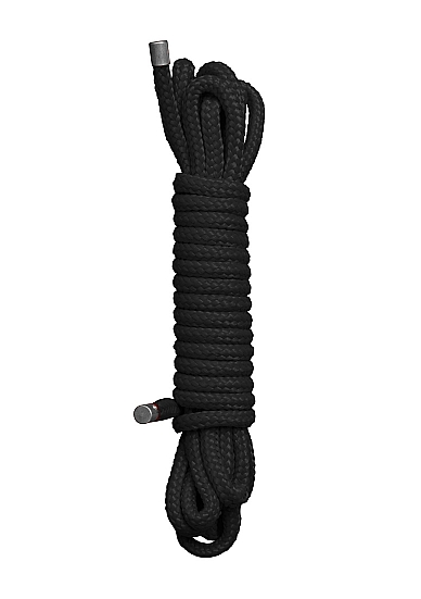 JUODA SUVARŽYMO VIRVĖ „JAPANESE MINI ROPE“, 5 M.  
Virvė  skirta japoniškam rišimo menui , kurio metu rišimo pagalba yra stimuliuojamos įvairios kūno vietos. Tačiau išlaisvinkite savo vaizduote ir naudokite ją bet kokiems jūsų sugalvotiems  BDSM  žaidimams! 
Japoniška virvė  pagaminta iš šilkinės ir švelnios, patogios medžiagos . 
Leiskite japoniškai juostai išlaisvinti savo fantazijas - surišk, apraizgyk, švelniai vedžiok, kutenk, užrišk akis, žaisk vaidmenų žaidimus  -   DARYK VISKĄ KAS TIK ŠAUNA Į GALVĄ!  
Šios virvės  ilgis yra 5 metrų.  
Patarimas:   BŪKITE BUDRŪS!  , naudokite atsargiai, neužspauskite partneriui kraujagyslių ir leiskite kraujui cirkuliuoti, rišant palikite tarpelius, maždaug tiek, kad galėtumėte užkišti piršus. Saugokite savo rišimo partnerį.  
APIE SUVARŽYMO VIRVĘ: 
Pakuotės matmenys: 9 x 26,20 x 9 cm 
Pakuotės svoris: 144 gr 
Medžiagos: Nailonas