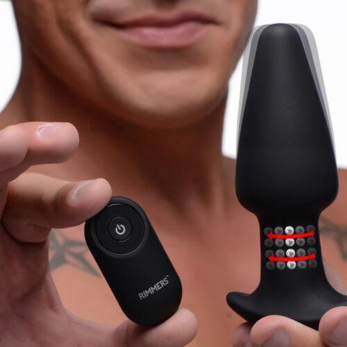 PROSTATOS MASAŽUOKLIS XR BRANDS "GYRO R 10X CURVED RIMMING PLUG" SU NUOTOLINIO VALDYMO PULTELIU  
„Gyro-R“ su išilgai besisukančiais iškilimais masažuos, suteikdamas ypatingą pojūtį. 
Žaiskite  su 4 greičiais ir 6 funkcijomis , kurios vienu metu vibruoja ir sukasi. 
Nuotolinio valdymo pultas  gali palengvinti žaidimą savarankiškai, jis  taip pat gali suteikti pramogų su partneriu.  
Pagaminta iš aukščiausios kokybės silikono , prietaisas yra neakytas, be ftalatų ir  atsparus vandeniui.  
Įdedamas ilgis:  11,3 cm 
„Gyro-R“  yra įkraunamas prietaisas. 
Tinkamai prižiūrint šis prostatos masažuoklis tarnaus jums ilgai. Prieš ir po kiekvieno naudojimo nuplaukite jį šiltu vandeniu ir švelniu muilu arba  specialiu žaislų valikliu . Leiskite išdžiūti natūraliai. Šį sekso žaislą laikykite stalčiuje, specialiame maišelyje arba kitoje vietoje, kurioje nėra dulkių. Laikykite jį atokiau nuo kitų sekso žaislų. Nepalikite tiesioginiuose saulės spinduliuose ir niekada nelaikykite jo dideliame karštyje. 
Rekomenduojama naudoti kartu su  vandens pagrindo lubrikantu . Nenaudokite silikoninių lubrikantų, aliejų ar kremų, nes jie gali sugadinti prietaiso medžiagą ir apriboti jo veikimą bei galiojimo laiką. 
Kodėl Jums naudingas prostatos masažuoklis? 
Prostatos masažuoklis- tai dar vienas būdas, kuris gali jums suteikti nepakartojamus, galbūt net dar nepatirtus intensyvius orgazmus. 
Prostatos stimuliavimas mažiną stresą, pagerina kraujotaką, bei seksualines patirtis. 
Reguliarus prostatos masažas veikia kaip prevencinė priemonė prieš prostatos vėžį bei prostatos uždegimą.