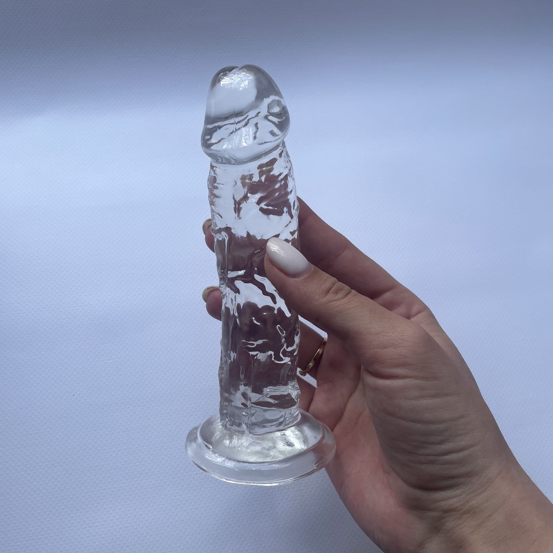 PUSIAU REALISTIŠKAS DILDO ALIVE "MAJESTIC JELLY DILDO"  
"Majestic Jelly Dildo" pagamintas iš itin slidžios ir  minkštos Jelly medžiagos , be ftalatų, taip pat yra visiškai  atsparus vandeniui.   Pusiau realistiškas dizainas  su skaidria želatinos tekstūra ir  3,7 cm storiu  pasiūlys jums tai, kas patenkins visus jūsų karščiausius norus. 
Įspūdinga apdaila su ryškia galvute ir iškilusiomis venomis idealiai  tinka tiek makšties, tiek analiniam įsiskverbimui.  Dildo  turi tvirtą siurbtuko pagrindą , tad galėsite jį drąsiai pritvirtinti vonioje, ar kitoje norimoje žaidimų vietoje. 
Tinkamai prižiūrint  šis dildo tarnaus tikrai ilgai. Prieš ir po kiekvieno naudojimo nuplaukite jį šiltu vandeniu ir švelniu muilu arba specialiu žaislų valikliu. Leiskite išdžiūti natūraliai. Šį sekso žaislą laikykite stalčiuje, specialiame maišelyje arba kitoje vietoje, kurioje nėra dulkių. Laikykite jį atokiau nuo kitų sekso žaislų. Nepalikite tiesioginiuose saulės spinduliuose ir niekada nelaikykite jo dideliame karštyje. 
  
Rekomenduojama naudoti kartu su vandens pagrindo lubrikantu.  Nenaudokite silikoninių lubrikantų, aliejų ar kremų, nes jie gali sugadinti prietaiso medžiagą ir apriboti jo veikimą bei galiojimo laiką. 