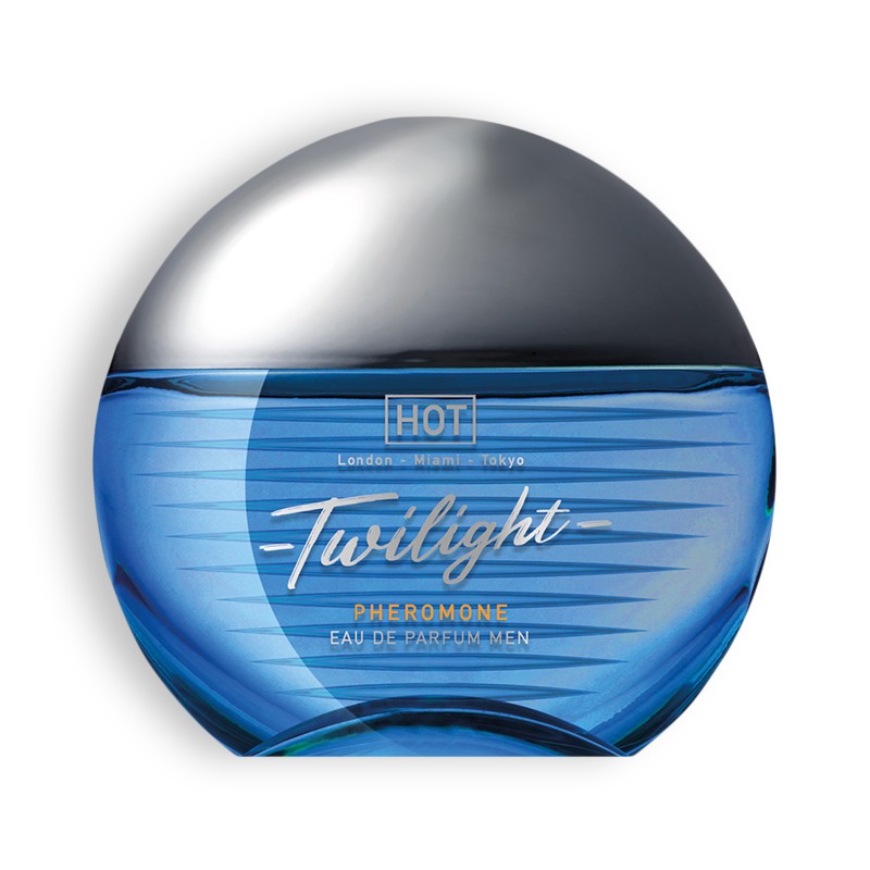 FEROMONINIAI KVEPALAI VYRAMS “HOT TWILIGHT PHEREMONE” - 15 ML  
“HOT Twilight Pheremone” -  klasikiniai, subtilaus ir aromatingo kvapo  parfumuotas vanduo su feromonais.  
Šių kvepalų paskirtis -  sukurti nuostabią vyrišką aurą, sužadinti seksualumą ir sukelti moterims nenugalimą erotinę trauką.  
Kvapų natos:  imbieras, citrina, raudonmedis. 
Feromonai  - tai cheminės medžiagos, kurios gali priversti žmogų jausti trauką kitam žmogui. Moksliškai įrodyta, kad tiek vyrai, tiek moterys teikia pirmenybę tam tikros rūšies feromonams. 
 