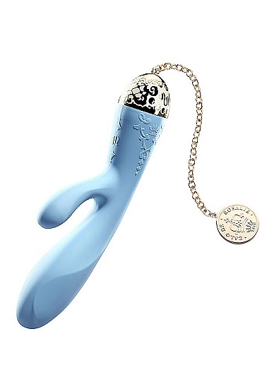 Išmanusis vibratorius "Rosalie Rabbit" – Mėlynas  
Padvigubinkite aistrą su vibratoriumi Zalo „Rosalie Rabbit“, kuris yra su  integruotais dvigubais varikliukais, kad galėtumėte mėgautis vidiniu ir išoriniu maloniu orgazmo pojūčiu.  Inovatyvus  „Bluetooth“ ryšys leidžia susieti savo intymų žaisliuką su išmaniuoju telefonu per Zalo programėlę.  Pagamintas iš aukščiausios kokybės kūnui saugaus silikono, patvarios medžiagos ir  papuoštas nuostabios spalvos ilgalaikiu blizgesiu.  Pridėtas nuimamas unikalus auksu ir „Softek“ danga dengtas pakabukas,  kuris užtikrinančia didžiausią prabangą ir komfortą. 
Šis vibratorius ne tik kupinas funkcionalumo, bet ir gana patogus. Kadangi jis įkraunamas per USB jungtį, niekada nereikės jaudintis, kad baigsis baterijos; tiesiog įjunkite jį ir galėsite veikti. Pratęskite malonumą žaisdami po vandeniu, nes šis  vibratorius yra atsparus vandeniui  ir pagamintas taip, kad atlaikytų vandens žaidimus vonioje, duše, karšto vandens vonioje ar baseine. Jame yra  USB įkraunama  magnetinė ličio jonų baterija, kurią visiškai įkrovus  galima žaisti be sustojimo 2 – 4 valandų.  Tiesiog prijunkite jį prie elektros tinklo, įkraukite ir žaiskite. 
  
Tinkamai prižiūrint  šis vibratorius tarnaus tikrai ilgai. Prieš ir po kiekvieno naudojimo nuplaukite jį šiltu vandeniu ir švelniu muilu arba specialiu žaislų valikliu. Leiskite išdžiūti natūraliai. Šį sekso žaislą laikykite stalčiuje, specialiame maišelyje arba kitoje vietoje, kurioje nėra dulkių. Laikykite jį atokiau nuo kitų sekso žaislų. Nepalikite tiesioginiuose saulės spinduliuose ir niekada nelaikykite jo dideliame karštyje. 
  
Rekomenduojama naudoti kartu su vandens pagrindo lubrikantu.  Nenaudokite silikoninių lubrikantų, aliejų ar kremų, nes jie gali sugadinti prietaiso medžiagą ir apriboti jo veikimą bei galiojimo laiką.  
Dvigubo vibratoriaus naudojimo būdai:  
Kai kurios moterys naudoja dvipusius vibratorius seksui su antrąja moterimi. Dildo dvigubas galas leidžia vienu metu prasiskverbti į dvi makštis.  
Nuo makšties iki išangės. Dauguma dvigubo įsiskverbimo dildo yra skirti tuo pačiu metu stimuliuoti išangės ir makšties erogenines zonas, tačiau pailgintų dvigubų vibratorių atveju du partneriai gali naudoti tą patį žaisliuką vienu metu.   
Išangė į išangę. Dauguma dvipusių dildo gali būti naudojami abiejų partnerių analiniam įsiskverbimui.  
Imituojamą oralinį seksą taip pat galima atlikti su dvipusiu vibratoriumi.  
  Kodėl jums reikalingas vibratorius? 
Vibratorius ar klasikinis vibratorius yra sekso žaislas, naudojamas ant kūno maloniai seksualinei stimuliacijai kelti. 
Vibratoriai gali būti naudojami tiek solo, tiek poroje ar kelių žmonių žaidimams kartu. Taip pat jie gali būti naudojami erogeninėms zonoms, tokioms kaip klitoris, vulva ar makštis, varpa, kapšelis ar išangė, siekiant seksualiai stimuliuoti, išlaisvinti seksualumą ir pasiekti orgazmą. 
Vibratoriai yra rekomenduojami sekso terapeutų moterims, kurioms sunku pasiekti orgazmą masturbacijos ar lytinių santykių metu.