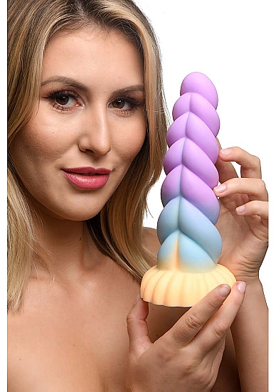 VIENARAGIO FORMOS DILDO „SILICONE UNICORN“  
Norėdami įtraukti ir partnerį į savo žaidimus, galite paprašyti jį pritvirtinti šį dildo prie specialaus diržo, kad būtų galima mėgautis surišimo ir strapono malonumais.  Tai įneša naujos aistros ir įvairovės į poros seksualinį gyvenimą. 
  
Po naudojimo, dildo priežiūra yra lengva ir paprasta. Užtenka nuplauti jį šiltu vandeniu naudojant švelnų muilą, po to purkšti specialiu žaislų valikliu ir kruopščiai nušluostyti sausu skudurėliu. 
  
Rekomenduojama laikyti šį erotinį aksesuarą atskirai nuo kitų silikoninių žaislų ir saugoti nuo tiesioginių saulės spindulių, kad išlaikytumėte jo kokybę ilgą laiką. 
  
Nesvarbu, ar esate pradedantysis ar patyręs erotinių žaislų vartotojas, šis vienaragio rago formos dildo yra puiki investicija į Jūsų asmeninį malonumą ir intymius nuotykius.  
 